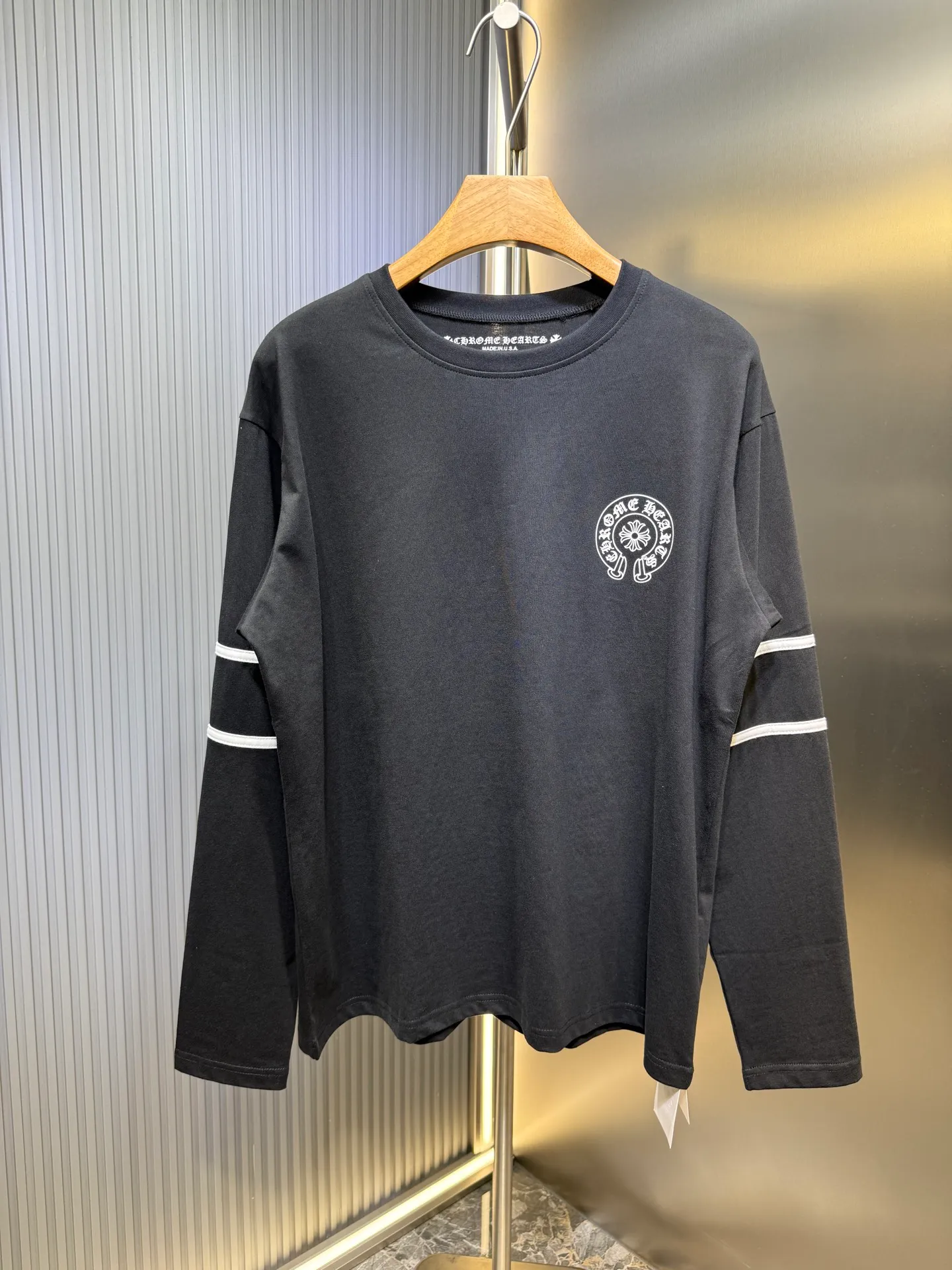 P290 🌟【Top original order】 CHROME HEARTS sports style printed slim long-sleeved T-shirt, it really shows off your figure! I love this simple and stylish T. It’s easy to wear every day. The overall fit is a good fit. The body has room to accommodate the figure. The upper body is comfortable and easy to wear without being tight. The three-quarter sleeves are designed with contrasting colors to enrich the sense of layering. It does not look monotonous and visually can also weaken the proportion of the shoulders. The front neckline and chest are printed with letters, which is very detailed. Whether worn alone or layered, his presence is indispensable. Wearing it casually is very high-end, and various Instagrams have put it on, showing off the street fashion items! Size S M L